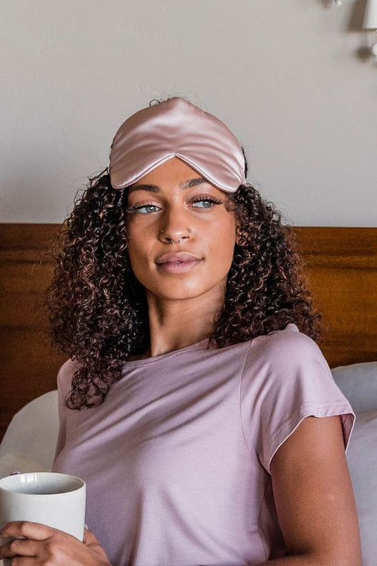 Les bienfaits de dormir avec un bonnet en satin