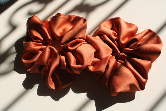 Les chouchous en satin : l'accessoire qui sauve vos cheveux!