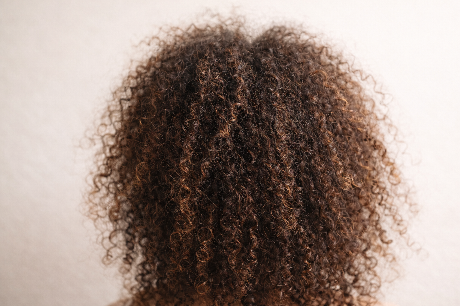 Frisottis : pourquoi tu en as même avec des soins (et comment les réduire)