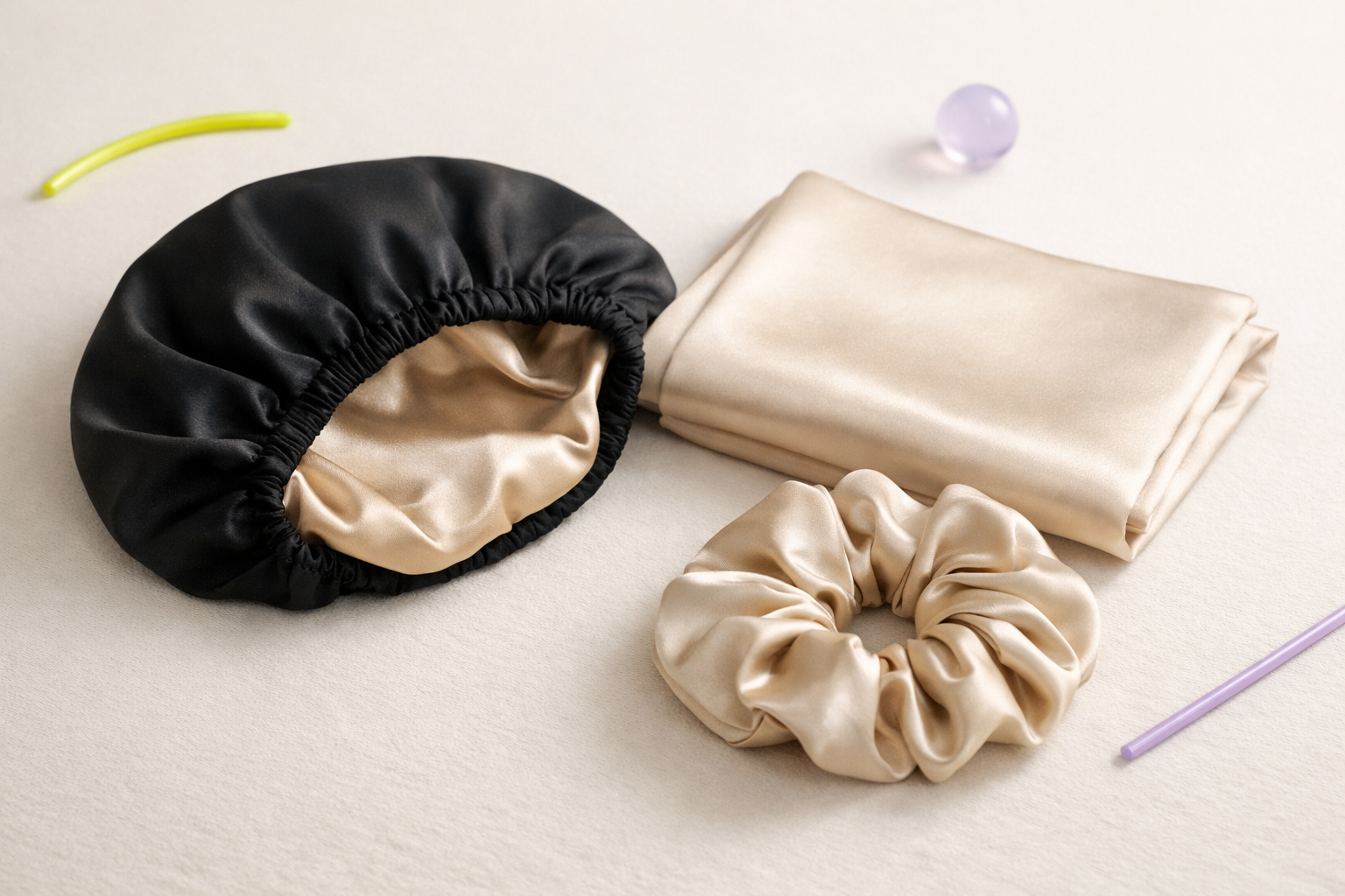 Bonnet en satin qui glisse : 9 solutions pour qu’il tienne toute la nuit